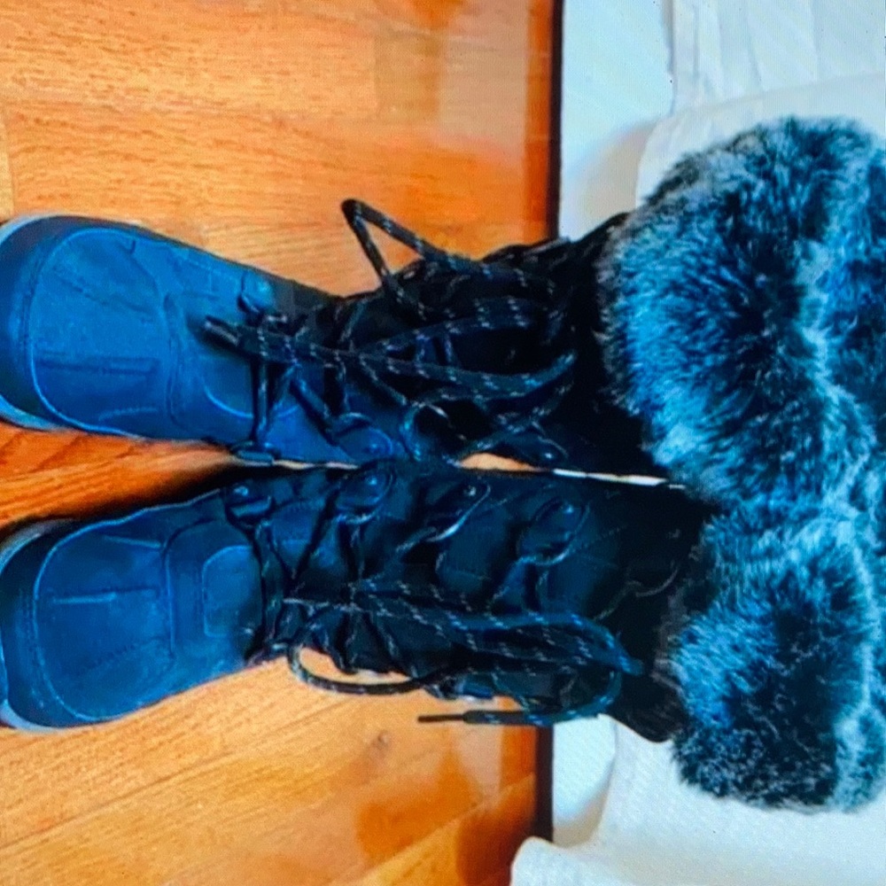 Bearpaw women’s size 9 black grey fur top side boot